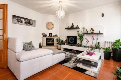 Sala de estar; luz natural, lareira, chão de azulejo, estilo moderno