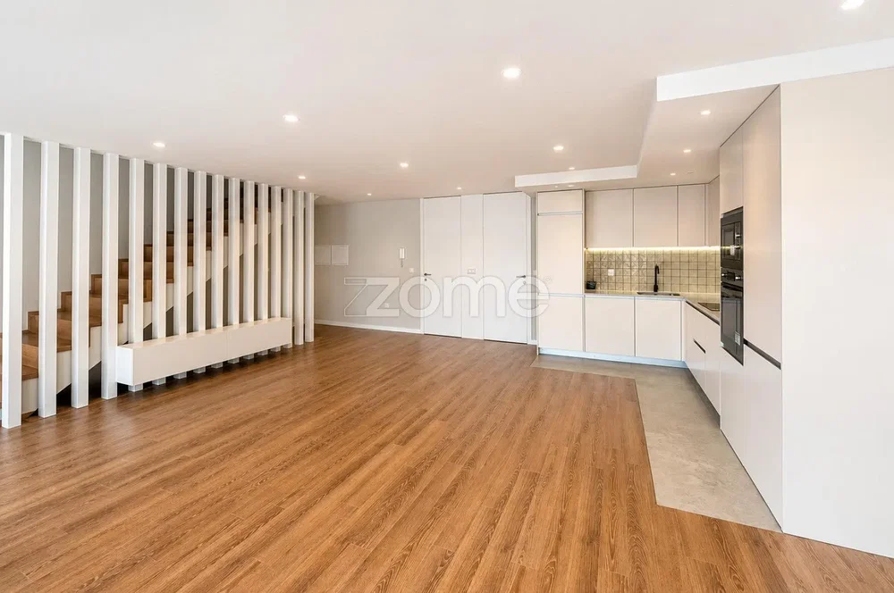 Cozinha; eletrodomésticos, chão de madeira, luz natural, renovado, estilo moderno