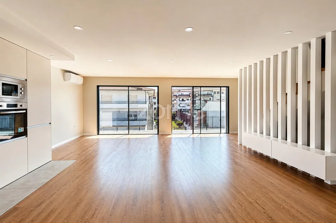 Sala de estar; chão de madeira, luz natural, estilo moderno, eletrodomésticos