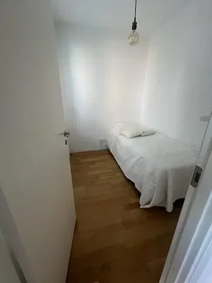 Schlafzimmer; holzboden, tageslicht