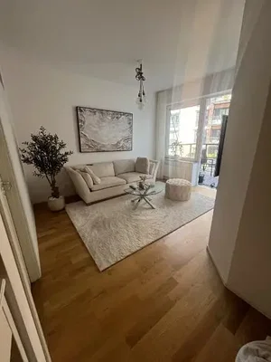 Wohnzimmer; holzboden, tageslicht, moderner stil