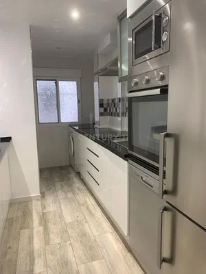 Keuken; keukenapparatuur, tegelvloer