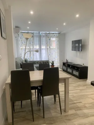 Woonkamer; tegelvloer, natuurlijk licht