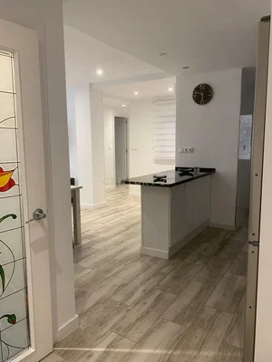 Cozinha; eletrodomésticos, chão de madeira, luz natural, renovado