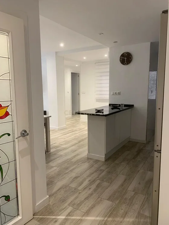 Keuken; keukenapparatuur, houten vloer, natuurlijk licht, gerenoveerd