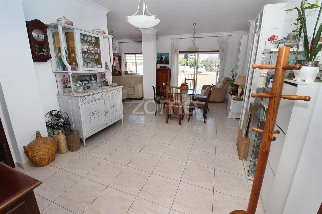 Salon; carrelage, lumière naturelle