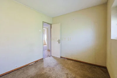 Camera da letto; necessita ristrutturazione, luce naturale