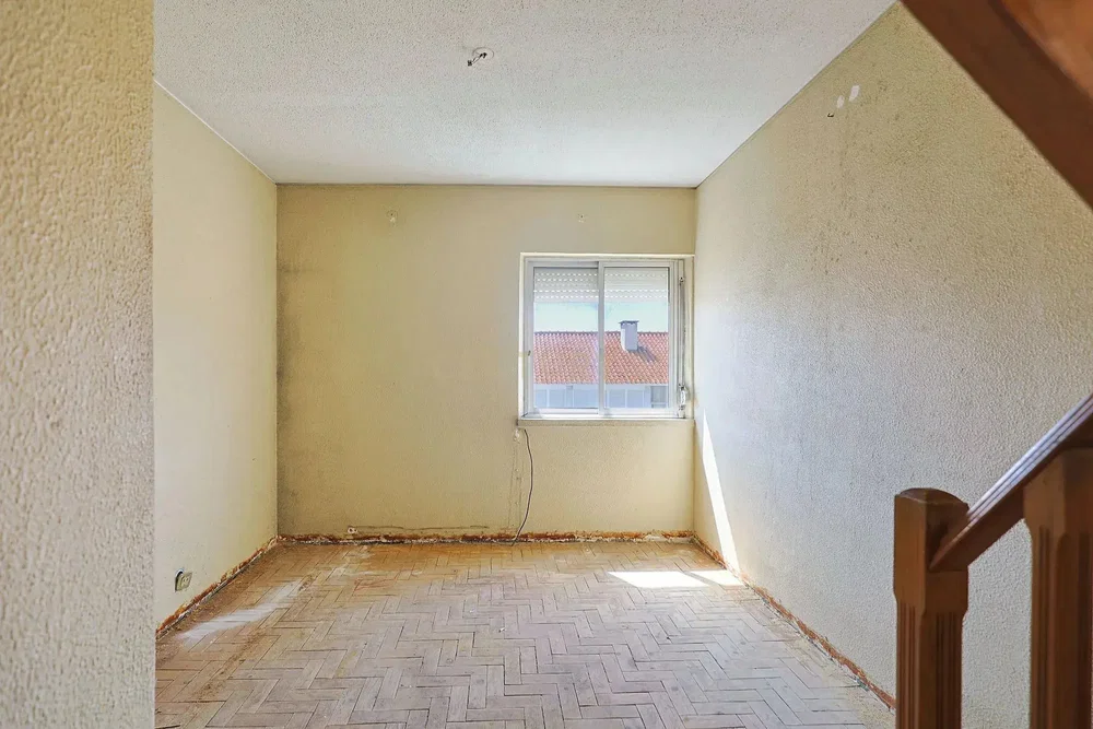 Altro; necessita ristrutturazione, luce naturale, pavimento in piastrelle