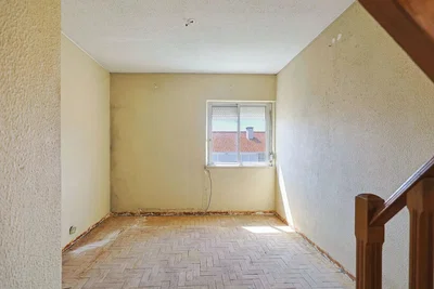 Altro; necessita ristrutturazione, luce naturale, pavimento in piastrelle