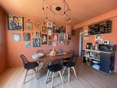 Sala de estar; chão de madeira, estilo moderno, luz natural
