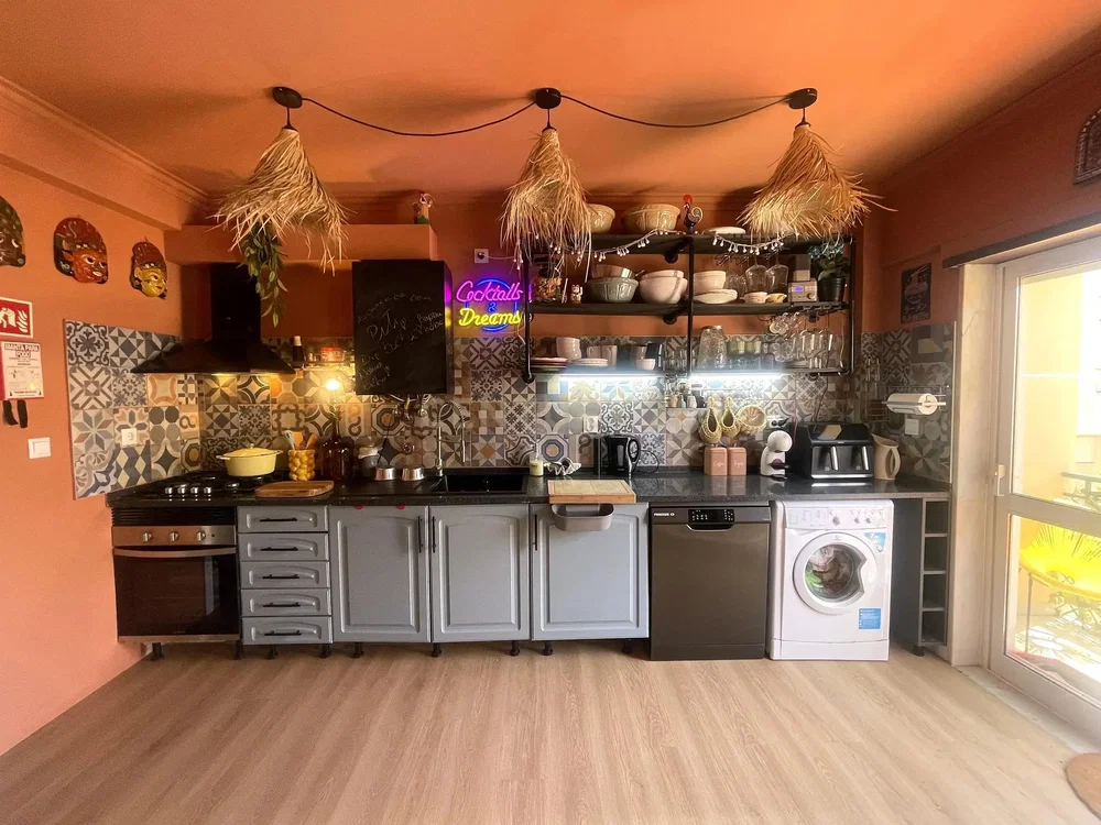 Cozinha; eletrodomésticos, chão de azulejo, luz natural