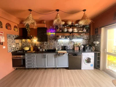 Cozinha; eletrodomésticos, chão de azulejo, luz natural
