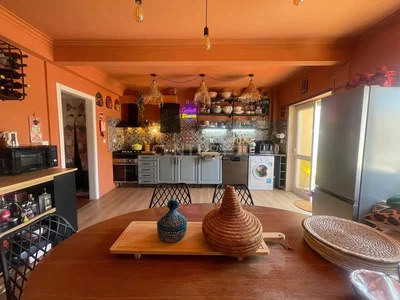 Cozinha; eletrodomésticos, chão de madeira, luz natural, estilo rústico