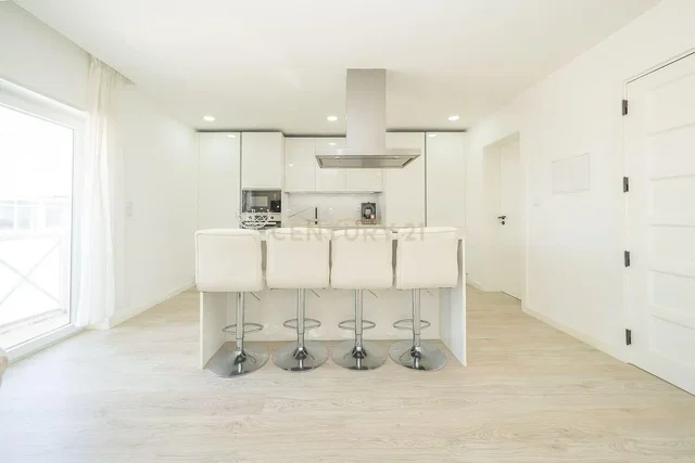 Küche; küchengeräte, holzboden, tageslicht, moderner stil