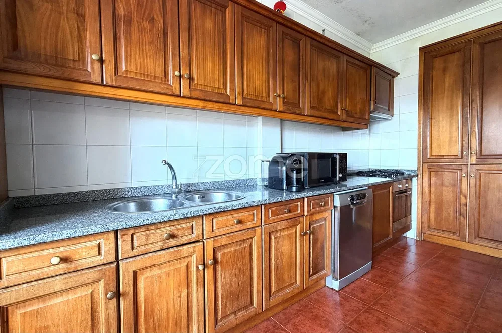 Cocina; electrodomésticos, suelo de baldosas, suelo de madera, renovado