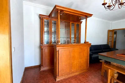 Dnevna soba; drveni pod, pločice, potrebna renovacija