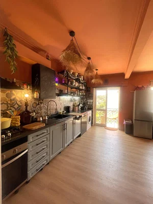 Cozinha; eletrodomésticos, luz natural, estilo rústico, chão de madeira