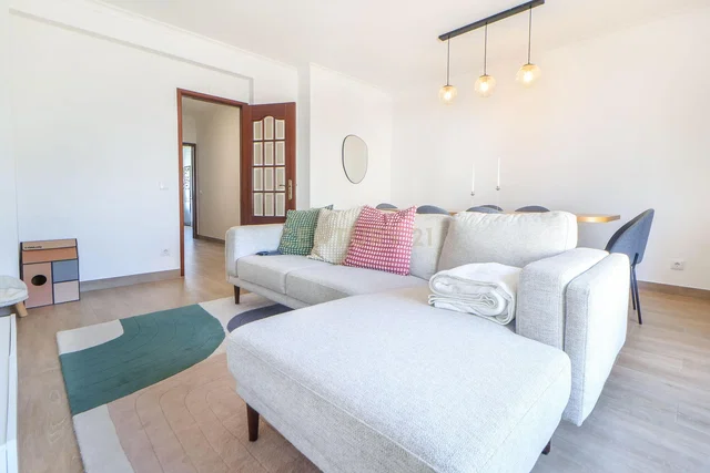 Sala de estar; luz natural, chão de madeira, estilo moderno