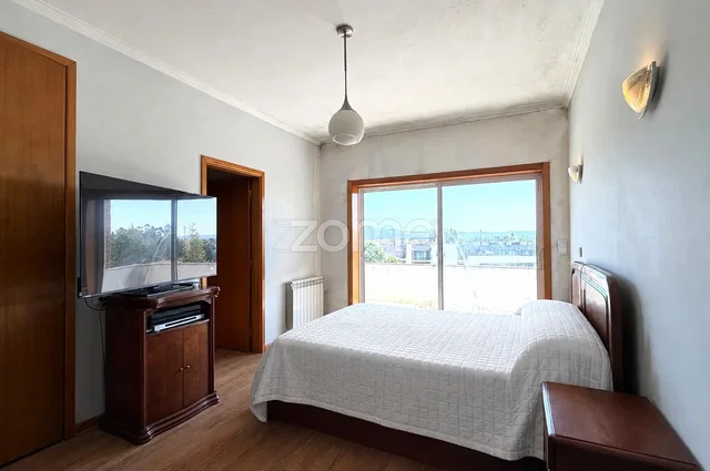 Dormitorio; vista, suelo de madera, luz natural