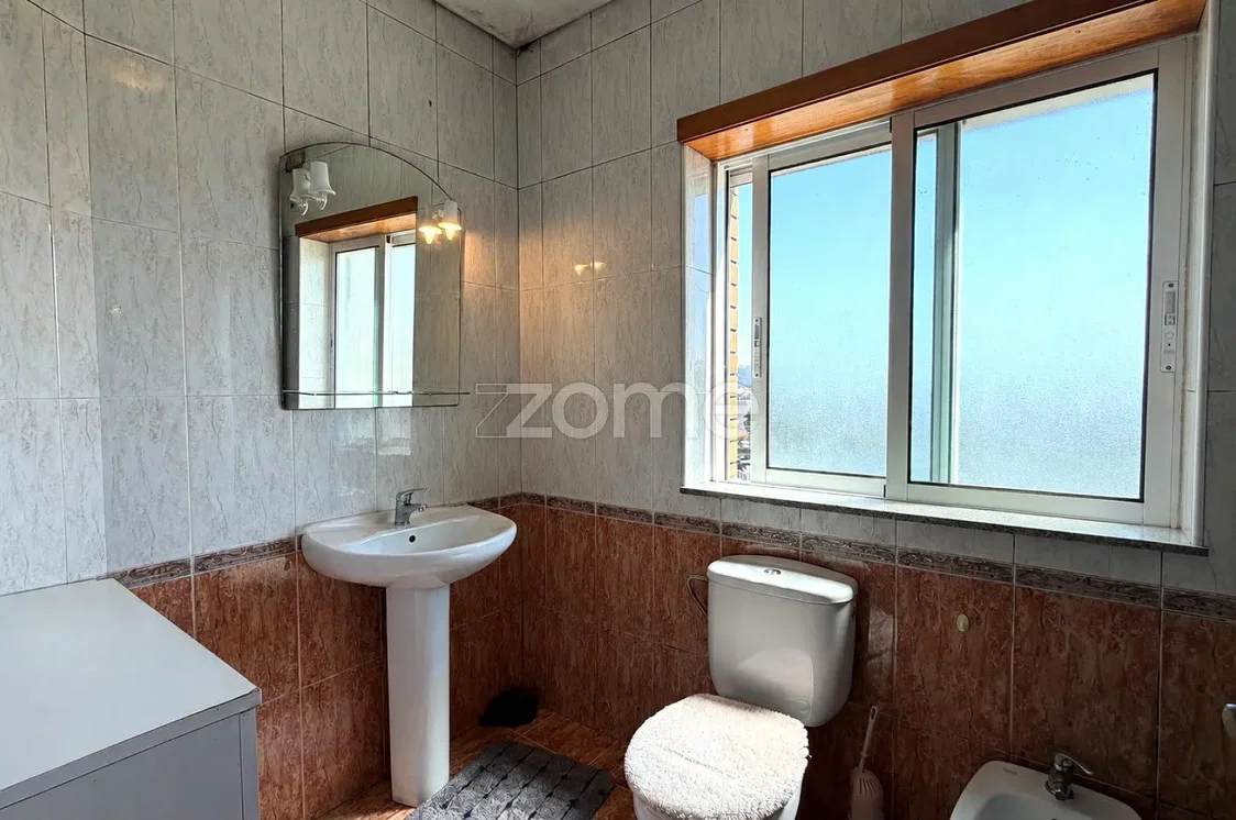 Toilette; pavimento in piastrelle, luce naturale