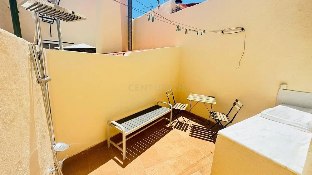Terrazza; luce naturale, pavimento in piastrelle