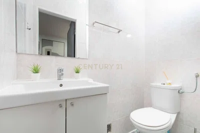 Toilette; fliesenboden, renoviert, tageslicht