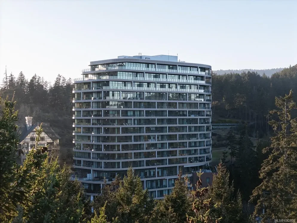 House and surroundings; view, natural light