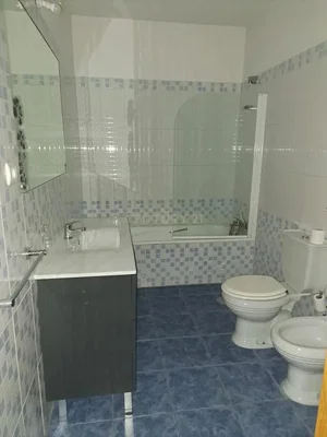 Kupaonica; pločice, prirodno svjetlo