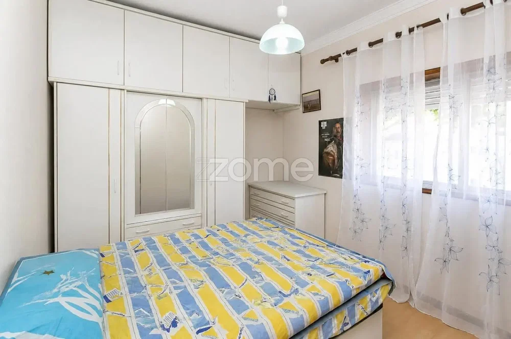 Quarto; luz natural, chão de madeira