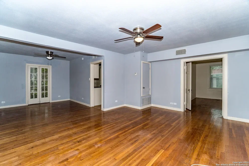 Obývací pokoj; dřevěná podlaha, přirozené světlo