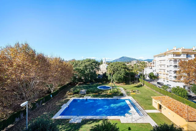 House and surroundings; view, natural light