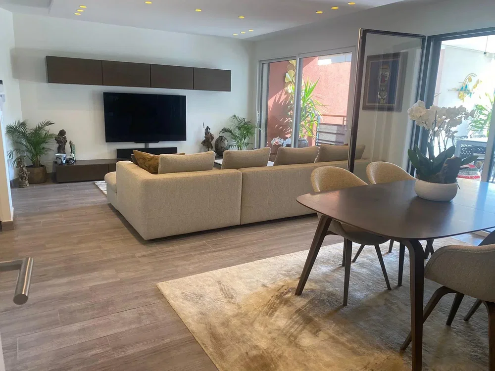Salon; lumière naturelle, parquet, style moderne