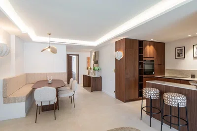 Wohnzimmer; küchengeräte, holzboden, fliesenboden, hohe decken, renoviert, tageslicht, moderner stil