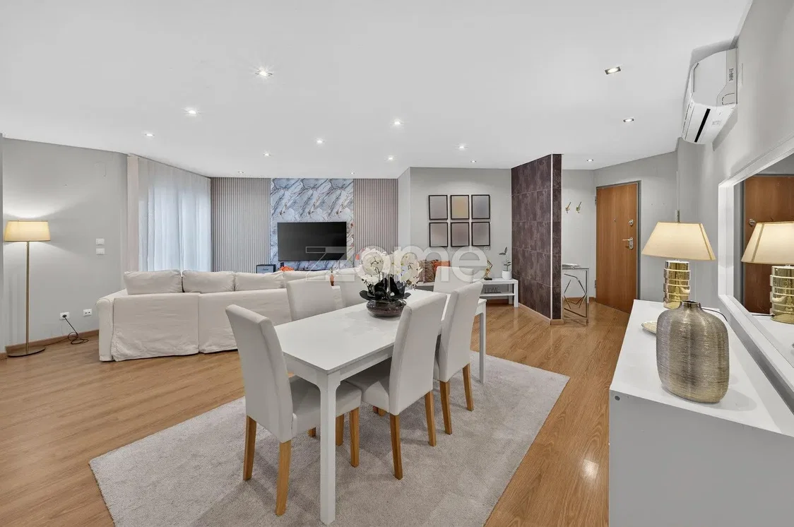 Wohnzimmer; holzboden, tageslicht, moderner stil