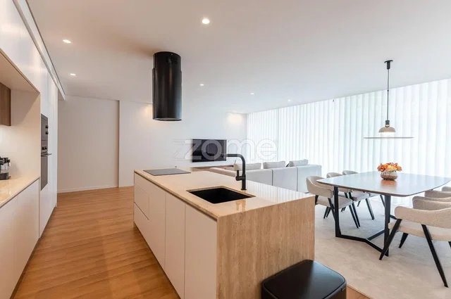 Küche; küchengeräte, holzboden, tageslicht, moderner stil
