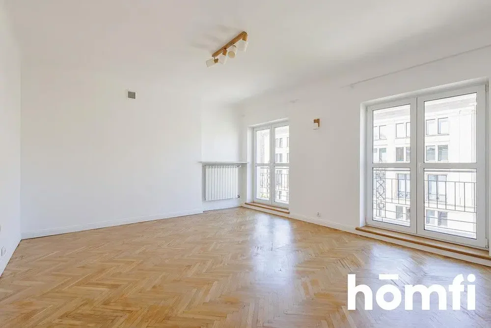 Wohnzimmer; holzboden, tageslicht