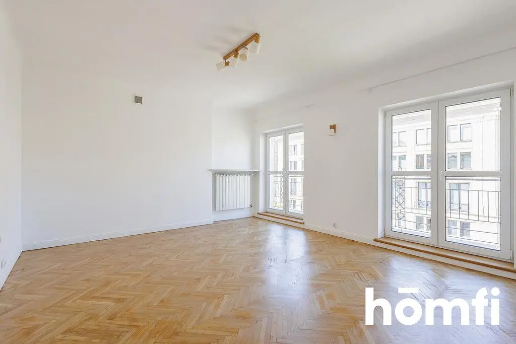 Wohnzimmer; holzboden, tageslicht
