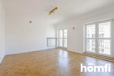 Salon; podłoga drewniana, światło dzienne