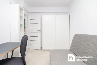 Schlafzimmer; holzboden, tageslicht