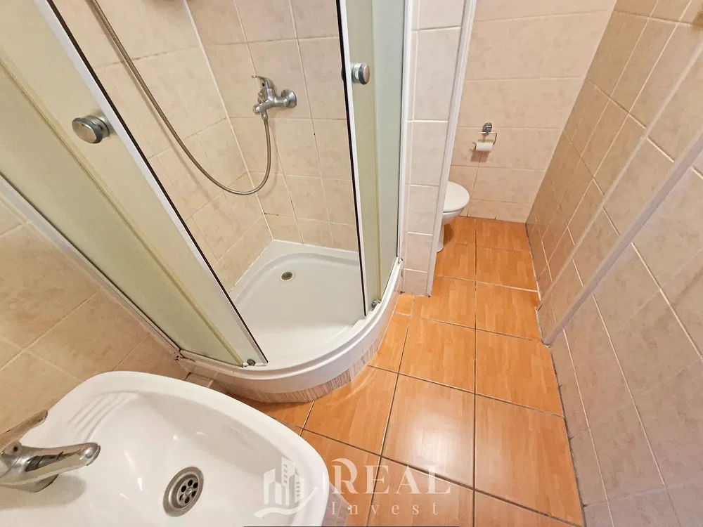 Toilette; fliesenboden, renovierungsbedürftig
