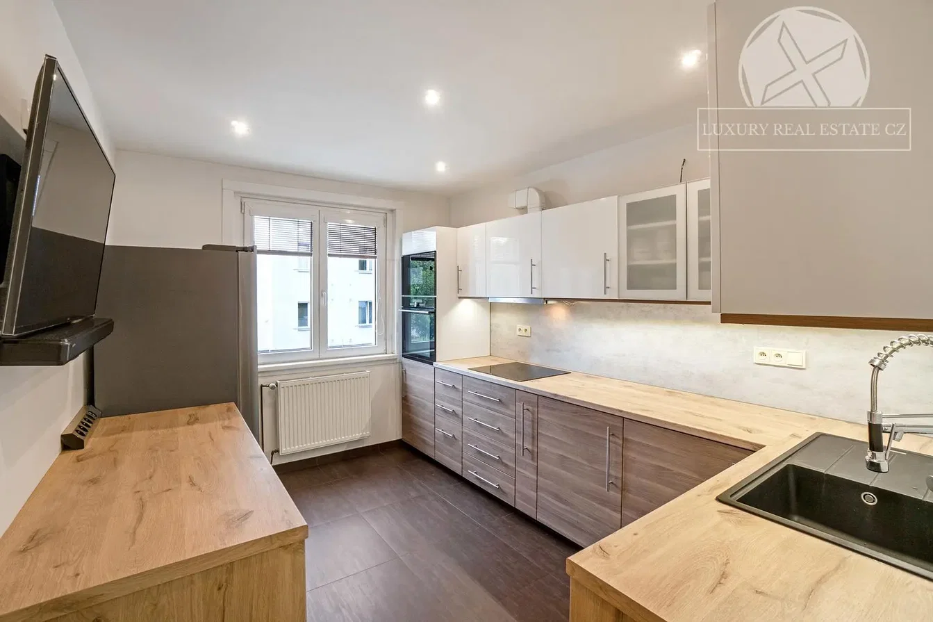 Cucina; elettrodomestici, pavimento in legno, luce naturale, stile moderno