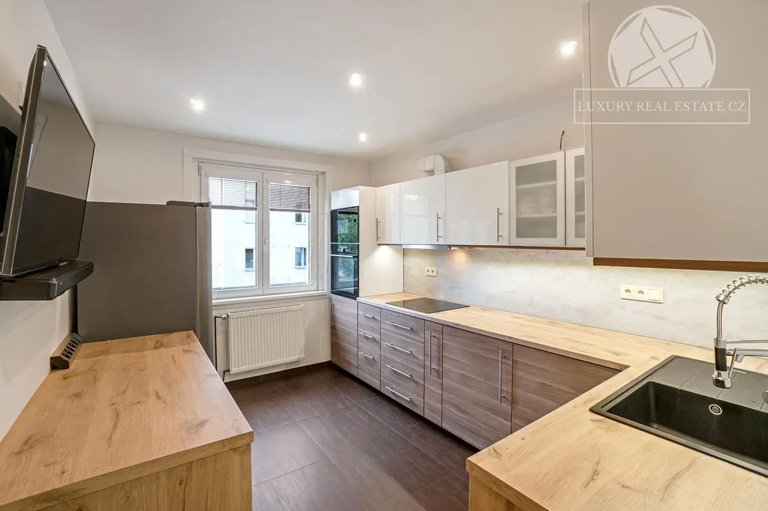 Cucina; elettrodomestici, pavimento in legno, luce naturale, stile moderno