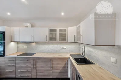 Cucina; elettrodomestici, ristrutturato, luce naturale, stile moderno