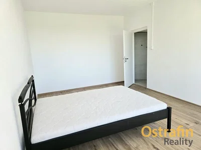 Ložnice; dřevěná podlaha, přirozené světlo
