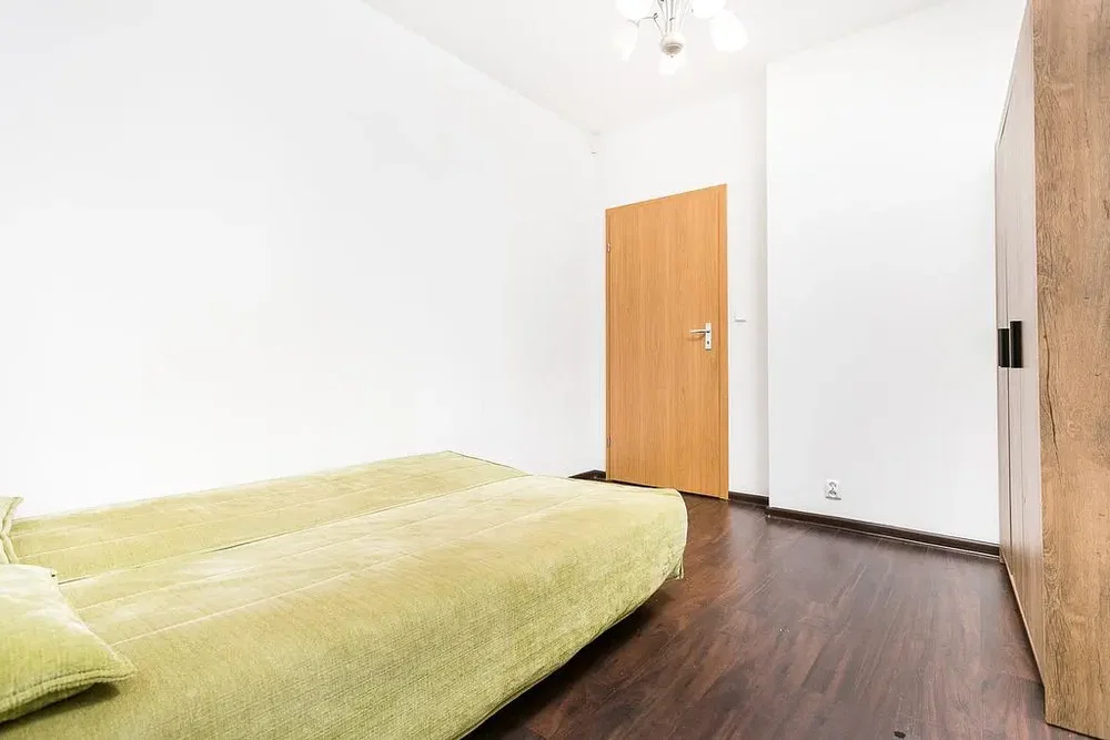 Schlafzimmer; holzboden, tageslicht