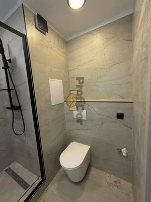 Toilette; fliesenboden, renoviert, tageslicht