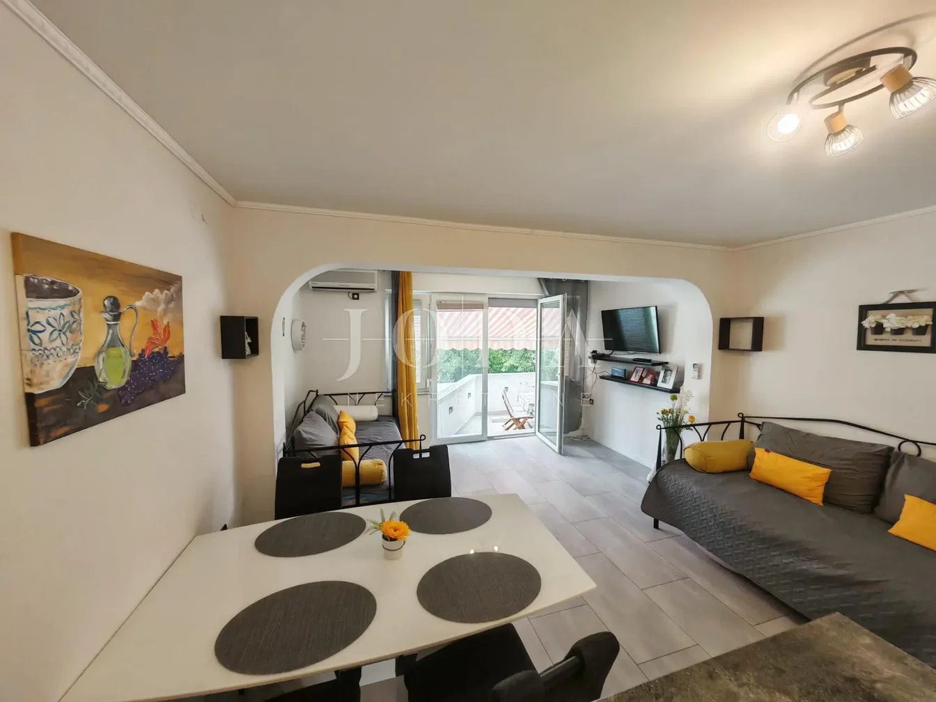 Wohnzimmer; fliesenboden, tageslicht