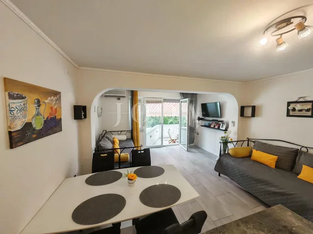 Wohnzimmer; fliesenboden, tageslicht