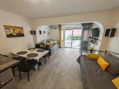 Wohnzimmer; fliesenboden, tageslicht