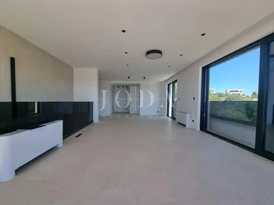Wohnzimmer; blick, tageslicht, renoviert